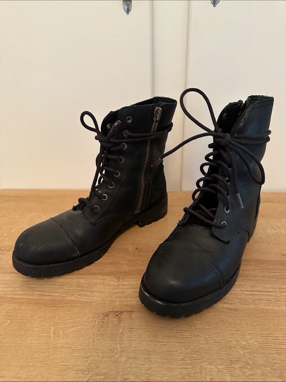 EUC Ugg Winter Leather Lace Up Boots Lug Sole Shearling Trim